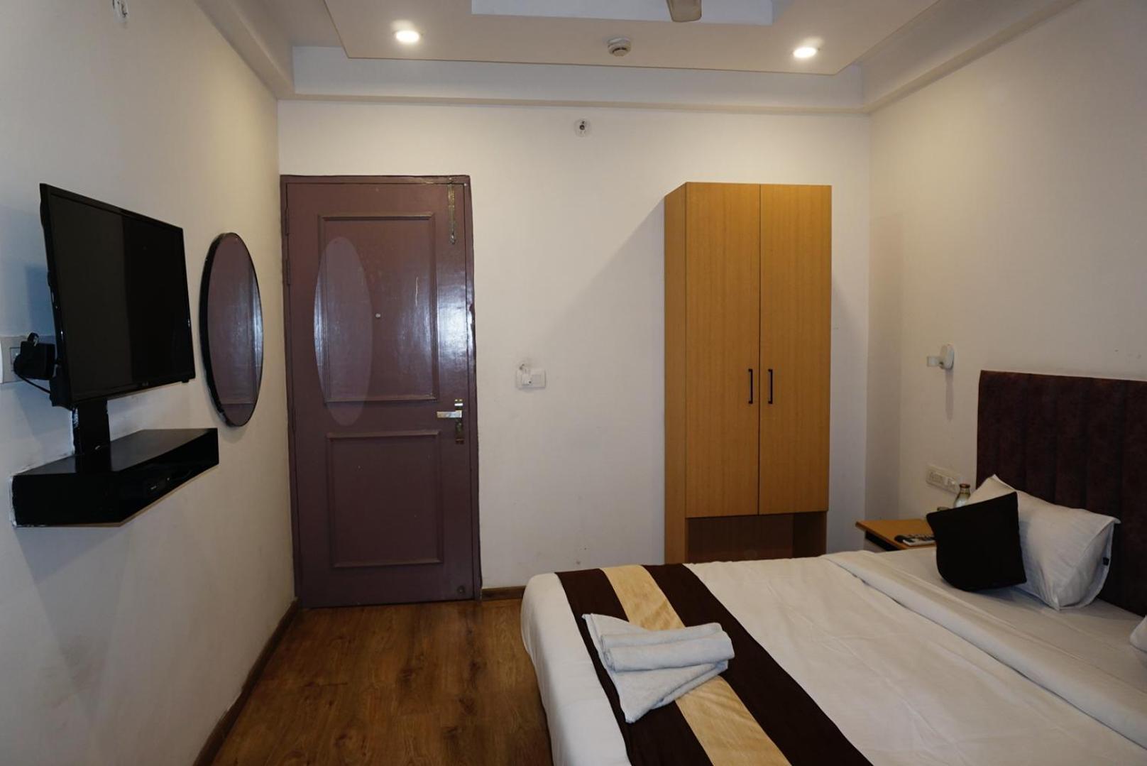 Tipsyy Inn 018 Гургаон Экстерьер фото
