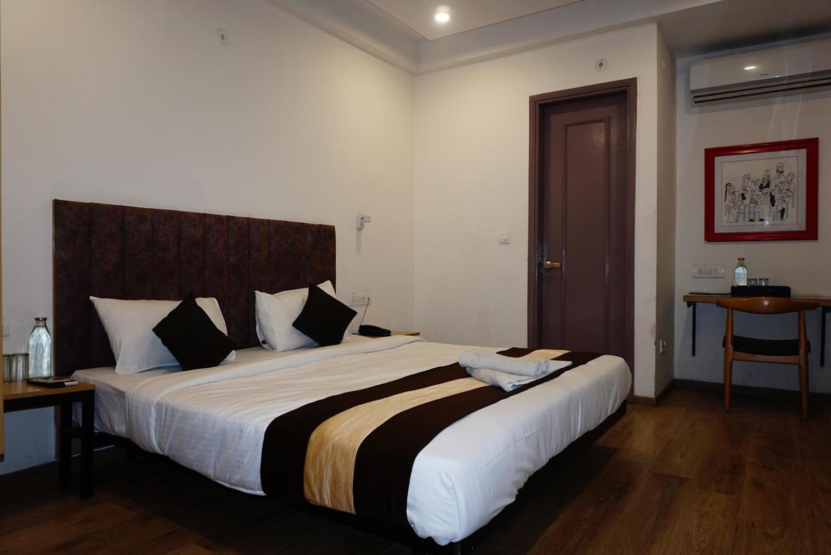 Tipsyy Inn 018 Гургаон Экстерьер фото
