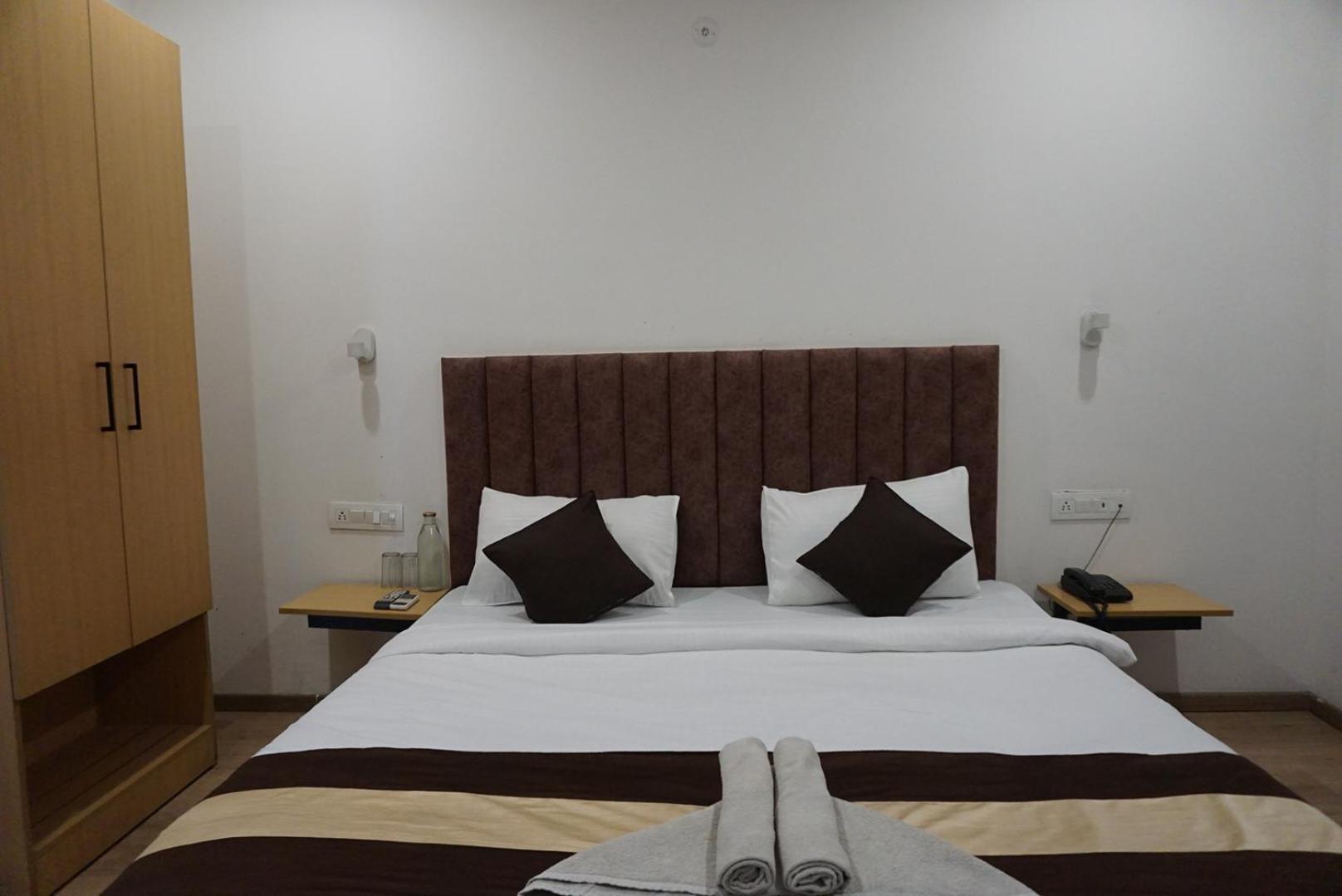 Tipsyy Inn 018 Гургаон Экстерьер фото