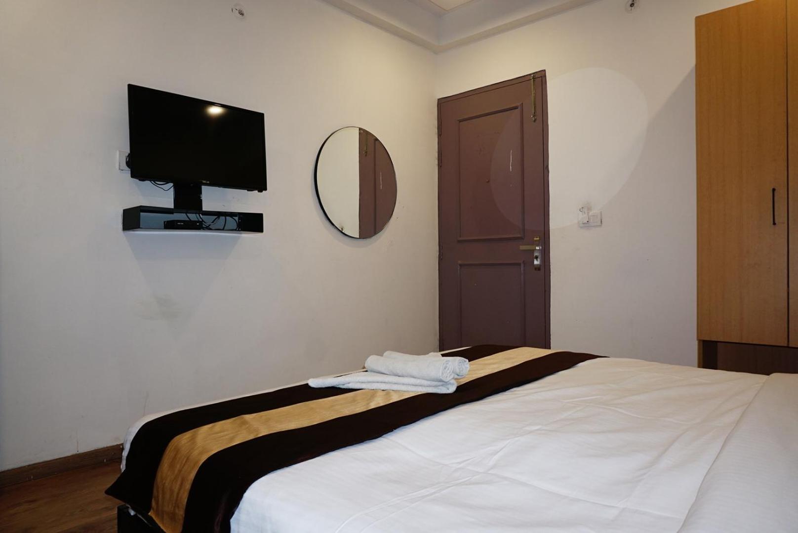 Tipsyy Inn 018 Гургаон Экстерьер фото