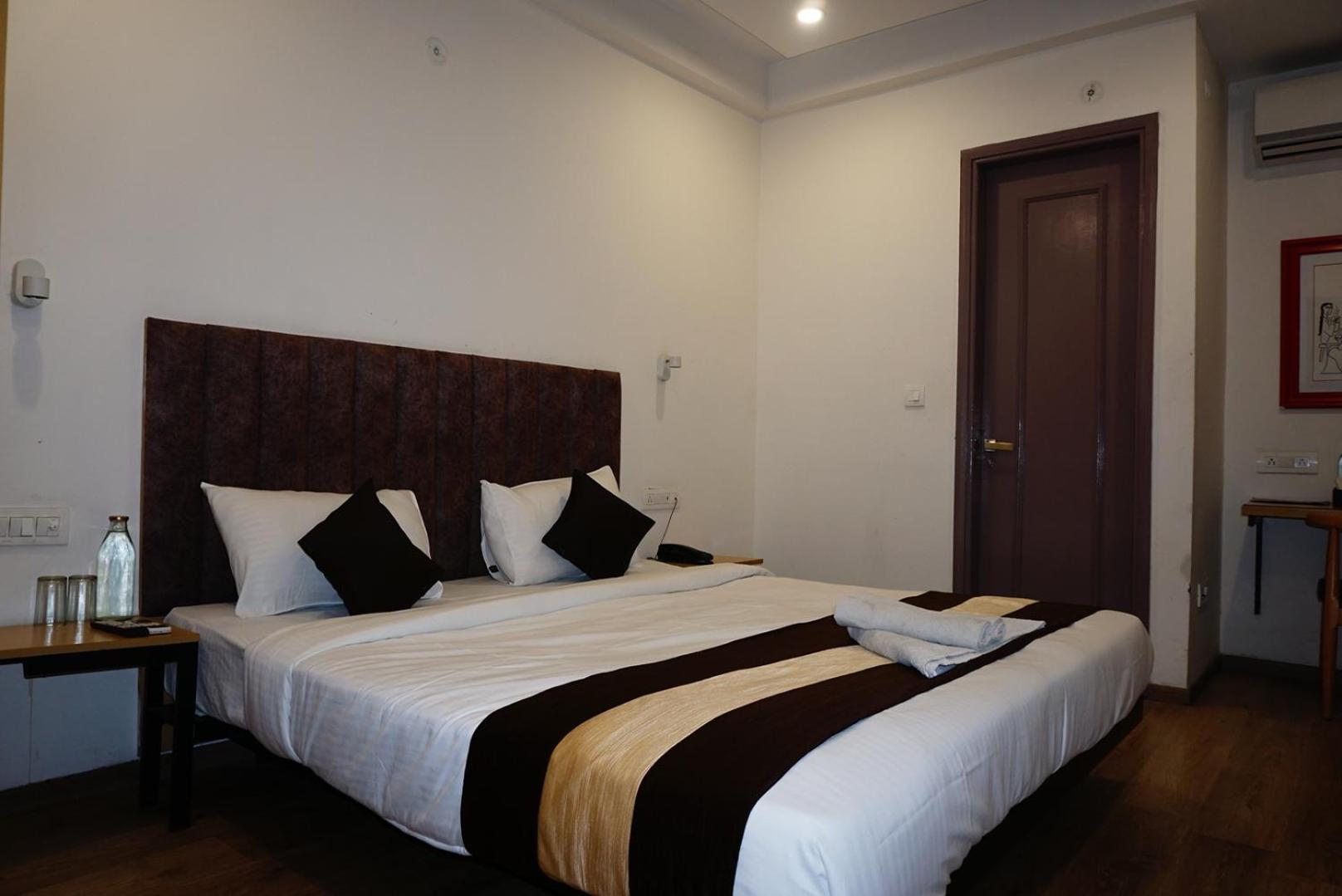 Tipsyy Inn 018 Гургаон Экстерьер фото