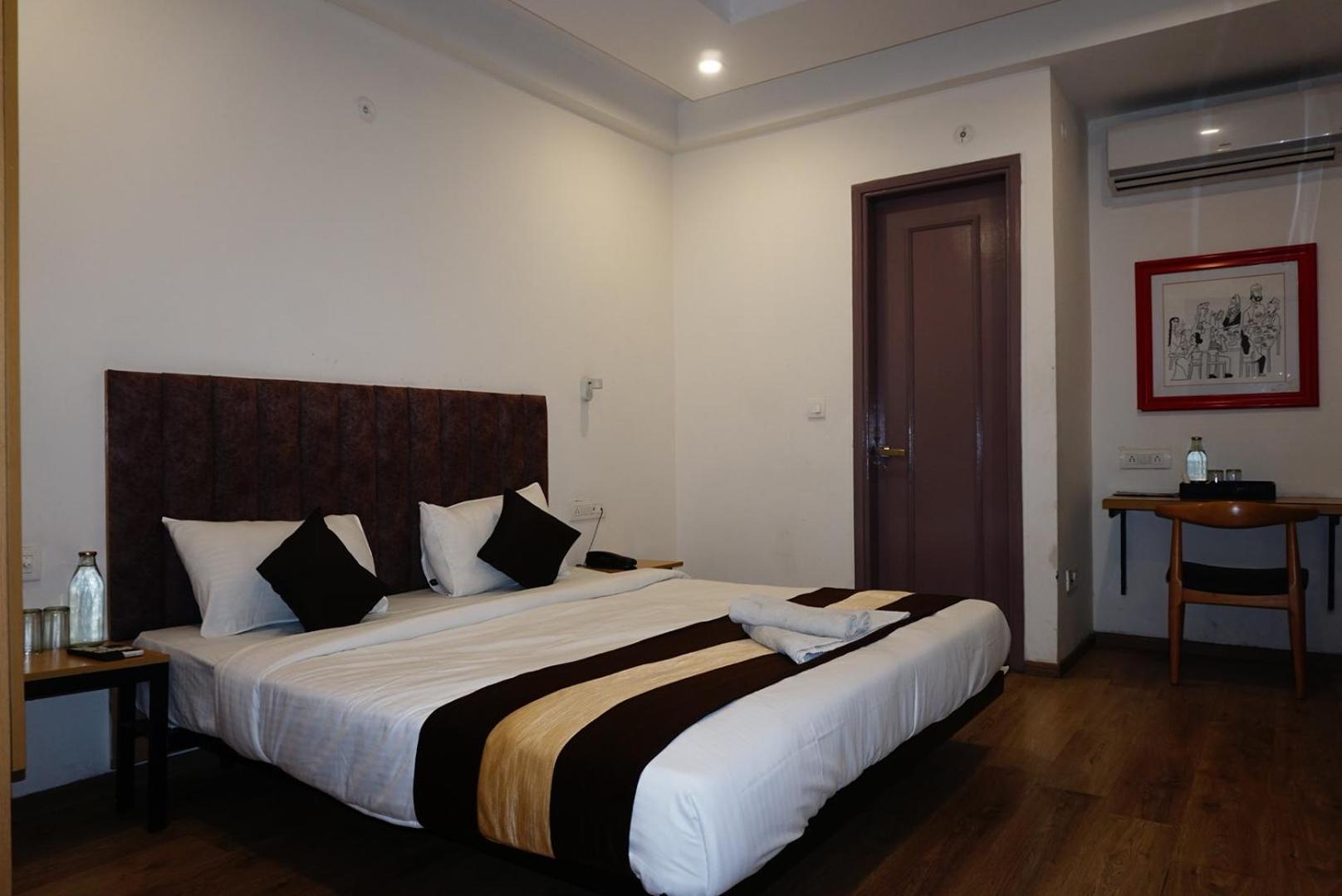 Tipsyy Inn 018 Гургаон Экстерьер фото