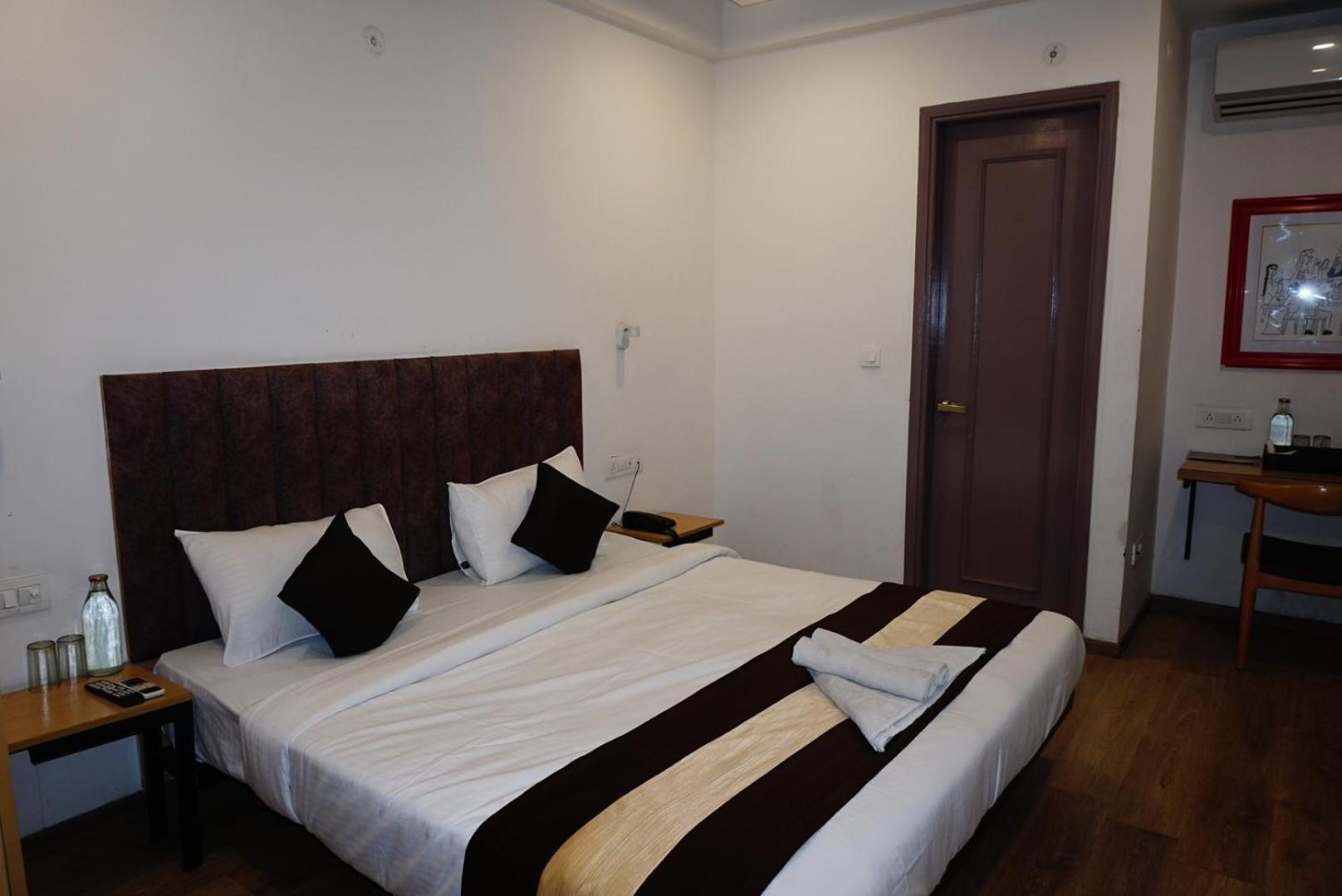 Tipsyy Inn 018 Гургаон Экстерьер фото
