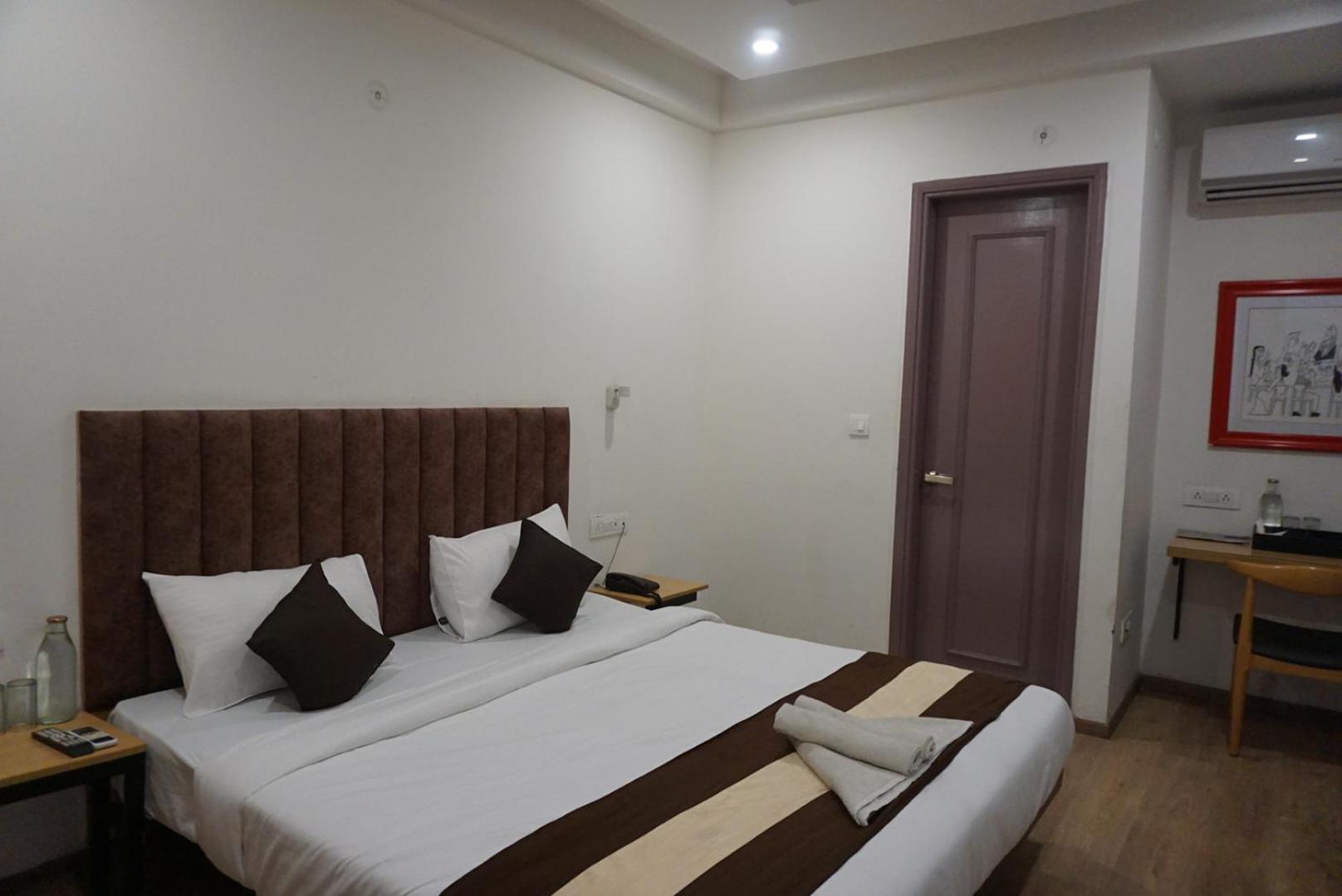 Tipsyy Inn 018 Гургаон Экстерьер фото